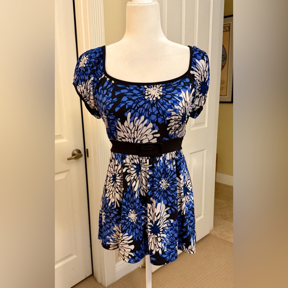 INC International Concepts, Floral Blue and White Top with Belt, Sz M